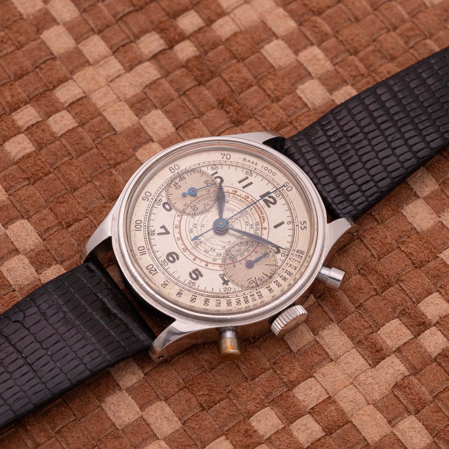 OMEGA CHRONOGRAPH REF. 2077 1ST GENERATION ENGRAVED BACK