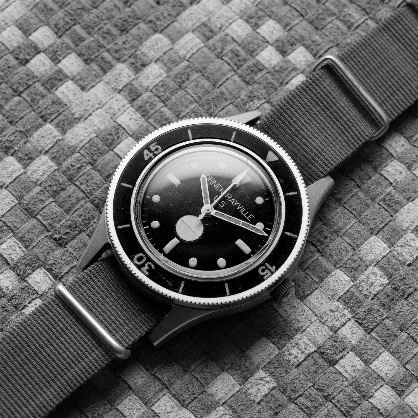 TORNEK-RAYVILLE TR-900 U.S. NAVY 1960S MILITARY DIVE WATCH
