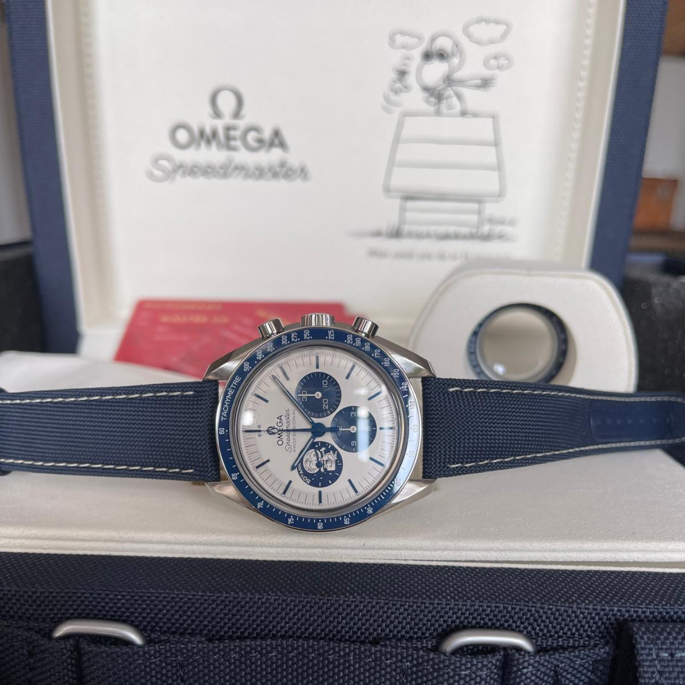 OMEGA SPEEDMASTER “SILVER SNOOPY AWARD” REF. 310.32.42.50.02.001